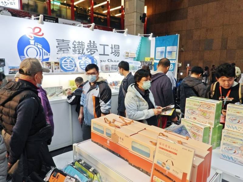 台鐵攜手日本KATO公司，7日、8日在台北車站舉辦N規鐵道模型祭in台北。台鐵公司表示，首日吸引大批民眾到場參觀、體驗。（台鐵公司提供）