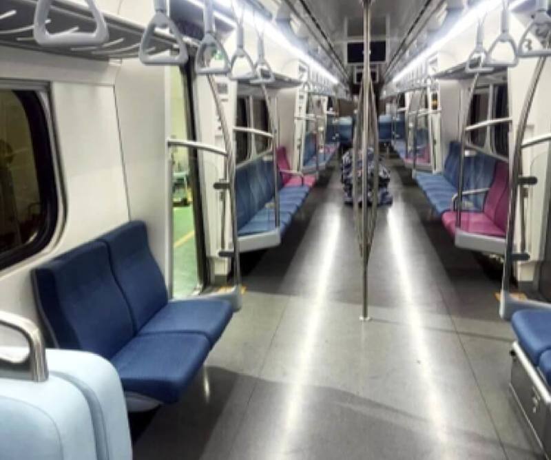 為提升乘車品質，台鐵推動列車座椅優化，擬117年汰換完成EMU900型電聯車椅墊，採用同色系不織布新材質，耐用度提升、車廂視覺更清爽。（台鐵提供）