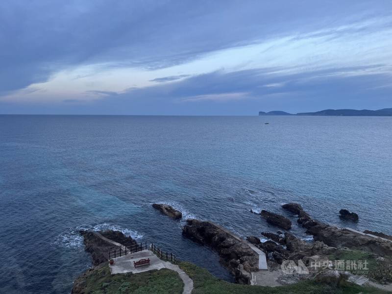 紅珊瑚需要生長在清澈乾淨的海水當中，義大利薩丁尼亞城市阿爾蓋爾一帶的珊瑚海岸是其產地，使該城市自古以紅珊瑚聞名