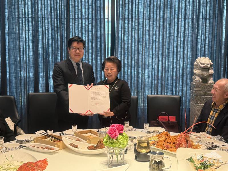 藍柏青代表僑務委員會委員長徐佳青，頒發並以臺語宣讀賀函致賀