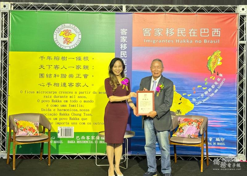 駐聖保羅辦事處處長朱怡靜代表客家委員會贈送感謝狀給鄧幸光老師