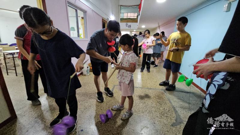阿根廷文化種子教師莊廉光於夏令營課程中指導學生學習扯鈴，孩子在實作中體驗傳統技藝