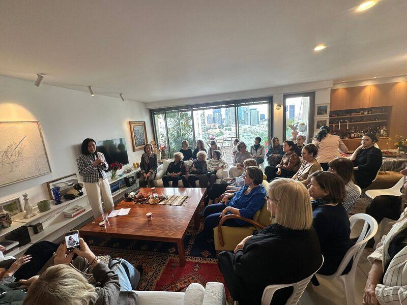 駐以色列代表李雅萍（左立者）6日應以色列國會意見領袖邀請，在外交女力沙龍發表專題演說。（駐以色列代表處提供）