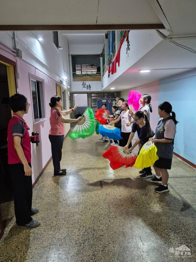 阿根廷僑聯中文學校2026年夏令營課程安排古典舞教學，學生透過肢體律動認識文化之美