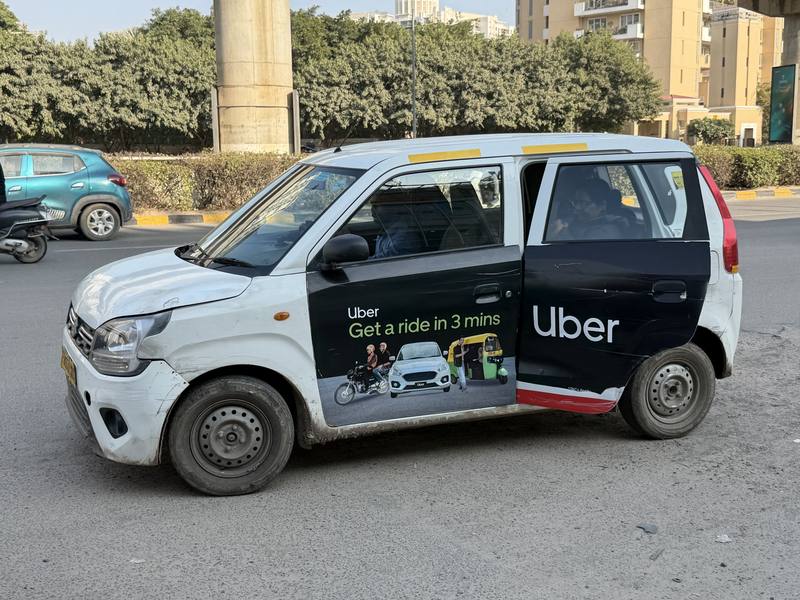 印度倚賴叫車平台Uber、Ola、Rapido接客的司機今天進行全國性罷工，要求訂定最低車資，並限制白牌車載客。圖為叫車平台Uber旗下司機，在印度德里周遭載客的情況。中央社記者李晉緯新德里攝