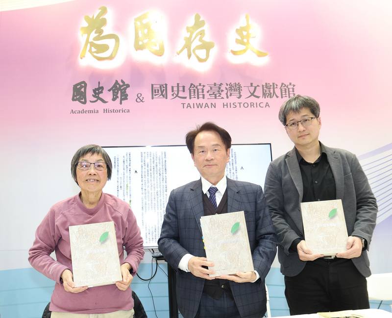 228事件將滿79週年，國史館日前出版「二二八事件檔案彙編」新書，7日在2026台北國際書展舉行發表暨座談會，國史館長陳儀深（中）、中研院台史所兼任研究員許雪姬（左）以及台大歷史系助理教授吳俊瑩（右）出席。中央社記者張新偉攝