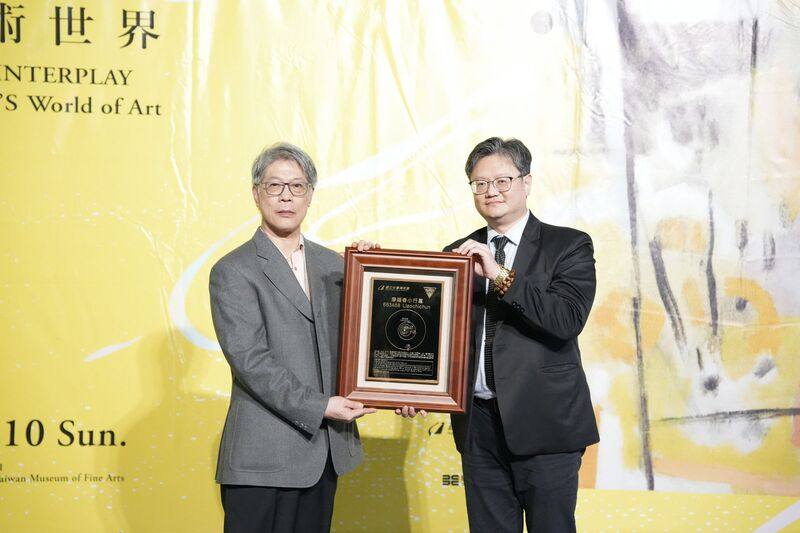 藝術家廖繼春逝世50週年，中央大學特將編號663468的小行星命名為「廖繼春（Liaochichun）」，7日由主任秘書李宇翔（右）頒授小行星銘版給廖繼春家屬代表廖和恩（左）。（中央大學提供）