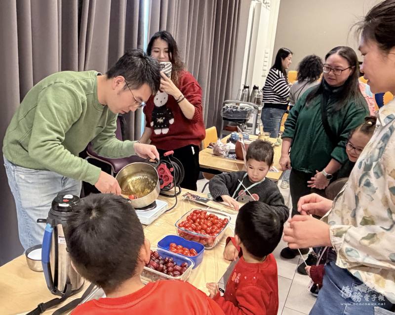 Yen Hsun Chen夫婦用心準備糖葫蘆，大人小孩引頸期盼