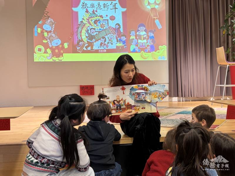 閱讀志工Iris Pothoven生動導讀繪本，帶領小朋友進入春節的故事
