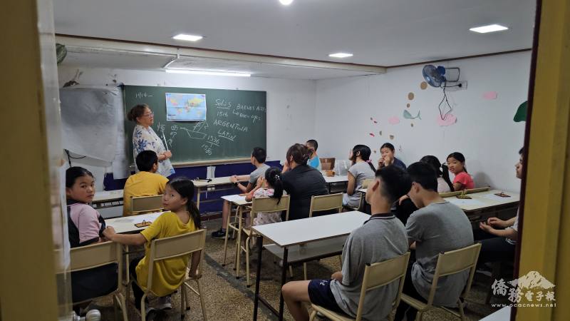 老師以華語講解阿根廷與國際歷史文化，引導學生拓展視野、加深理解