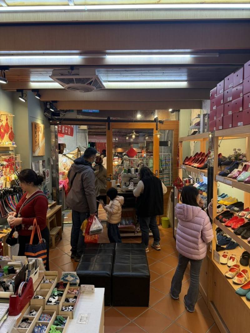 2026台北年貨大街持續開跑，大稻埕創意街區發展協會副理事長吳孟寰7日指出，根據觀察，今年文創禮品銷售異軍突起，吸引不少新客群。（大稻埕創意街區發展協會提供）