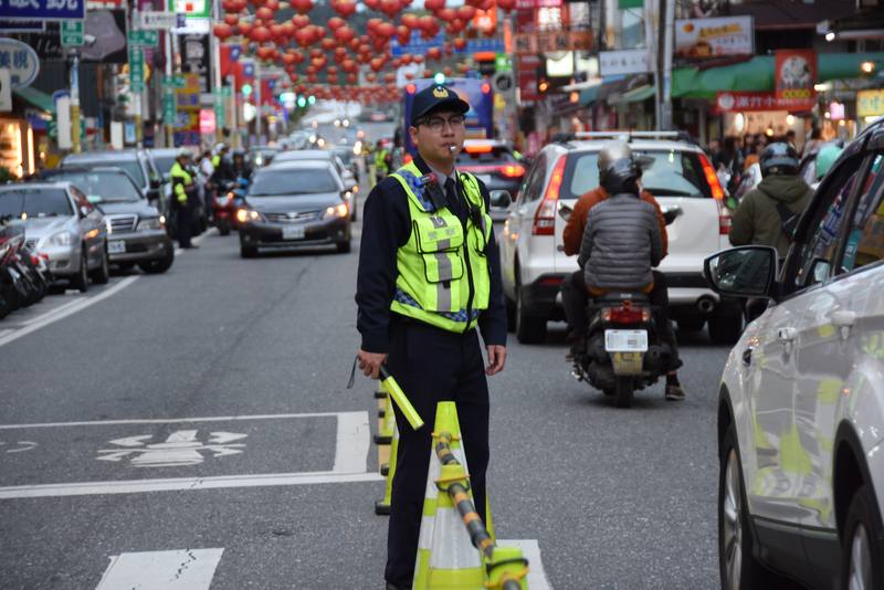 春節連假預估返鄉及觀光人車湧入花蓮，警方將針對易壅塞路段進行疏導，並於交通樞紐及知名景點設置QR Code連結網站，供民眾即時查詢大眾運輸及停車資訊。（花蓮縣警察局提供）