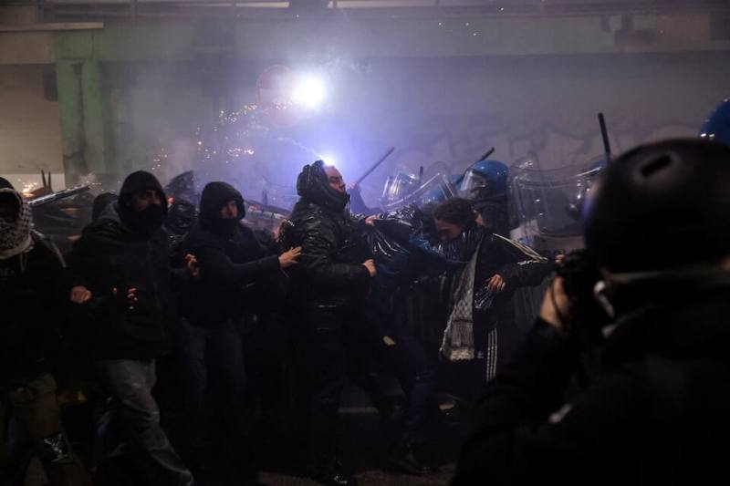 估1萬人7日走上義大利米蘭街頭，抗議正在當地舉行的冬季奧運會。（路透社）