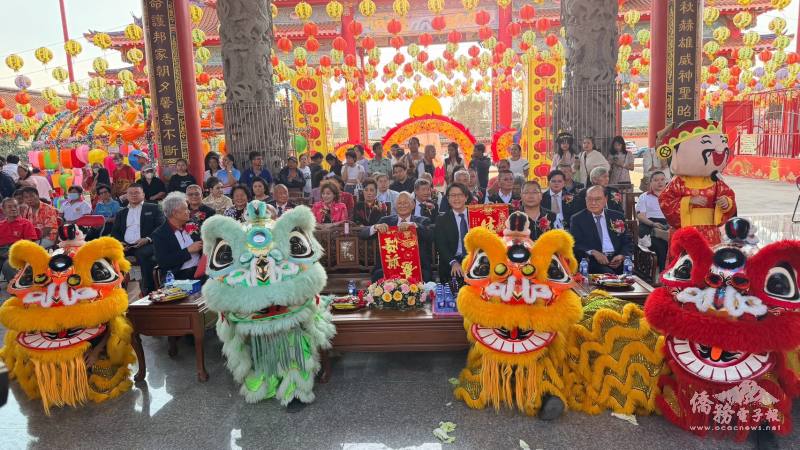 貴賓與舞獅合影