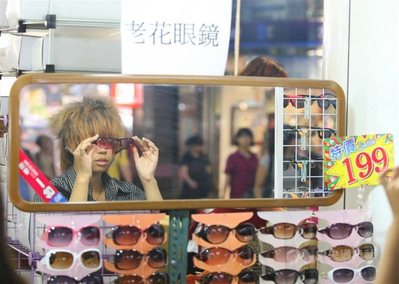 老花眼是常見的眼睛老化現象，美國近日核准首款雙效老花眼藥水，對於飽受困擾的老花眼族來說，無疑是擺脫眼鏡一大福音。（中央社檔案照片）