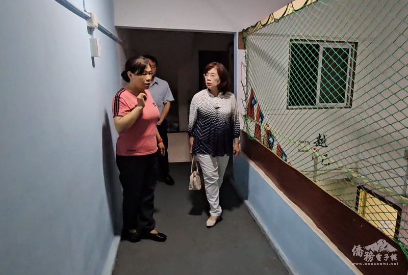 駐阿根廷大使謝妙宏參訪僑聯中文學校校舍，由校長說明學校辦學與教學環境