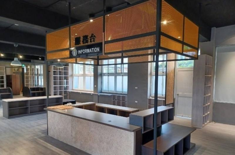 屏東縣復興國小社區共讀站融入糖廠歷史元素，以售票亭形象概念設計服務台，吧台也結合閱讀座位與書籍展示等功能。（教育部提供）