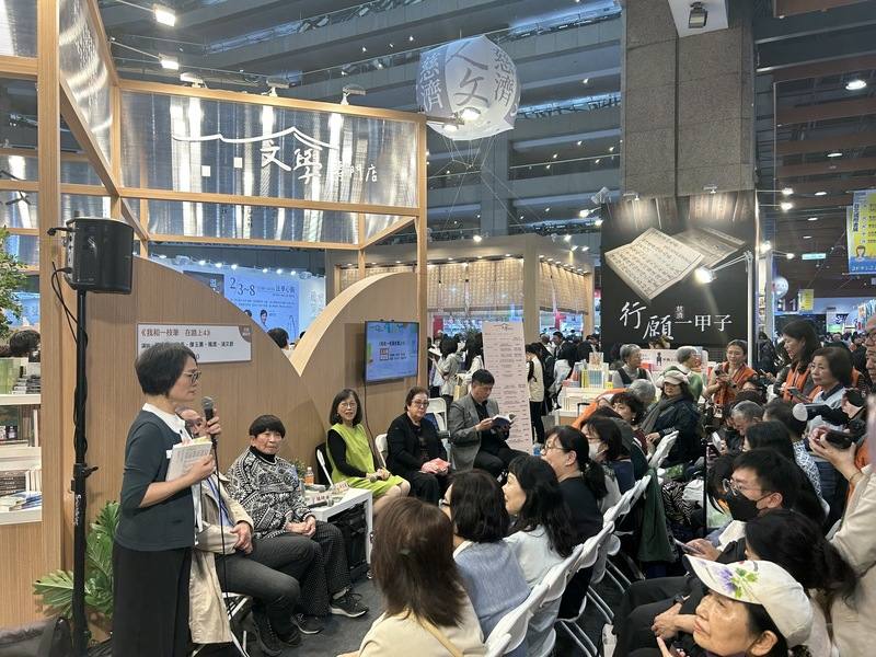 台北市閱讀寫作協會出版專書「我和一枝筆 在路上4」，6日在2026台北國際書展舉行新書發表會。中央社記者邱祖胤攝