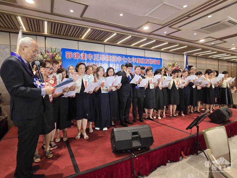 會長施純永（左1）主持中正學院英中77年度級友聯誼會第19屆理事會宣誓儀式