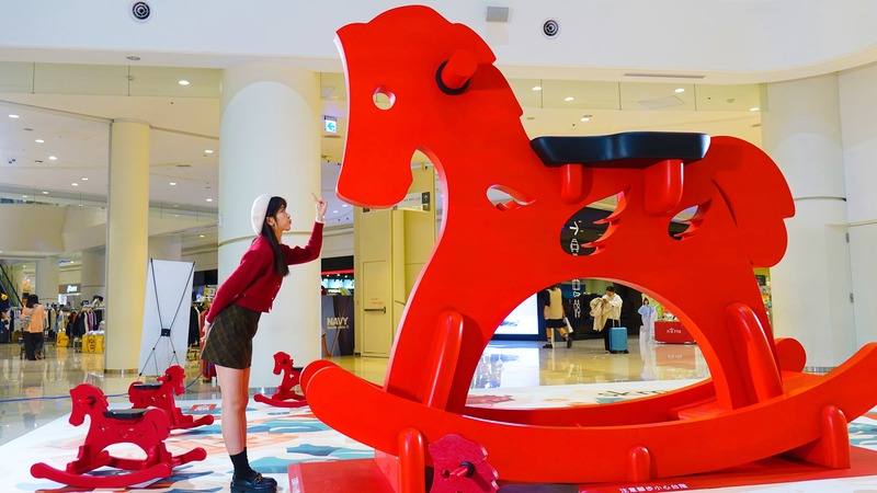 「2026高雄冬日遊樂園」7日盛大開幕，不少百貨旅宿趕搭熱潮推出活動吸客。其中有購物中心就特別設置春節裝置藝術「吉祥搖搖馬」，可愛造型吸引民眾打卡拍照。（業者提供）