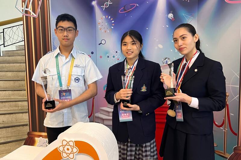 2026台灣國際科學展覽會7日頒獎，最大獎「青少年科學家獎」由師大附中施冠宇（左起）、私立復興高中黃楚涵以及日本選手長坂索菲亞怜3人獲肯定。中央社記者陳至中攝