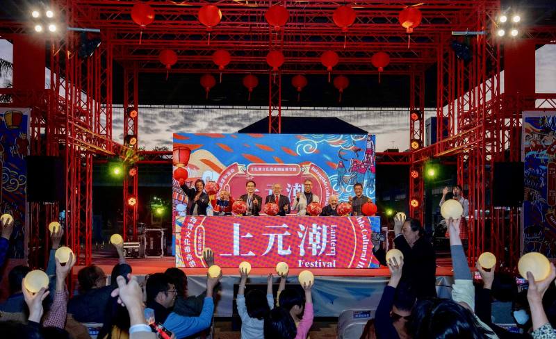 與會貴賓共同啟動點燈儀式，左起吳登興藝師、謝志雲藝師、中央研究院李豐楙院士、文化資產局陳濟民局長、國立臺灣工藝研究發展中心陳殿禮主任、蕭在淦藝師、吳文進藝師。