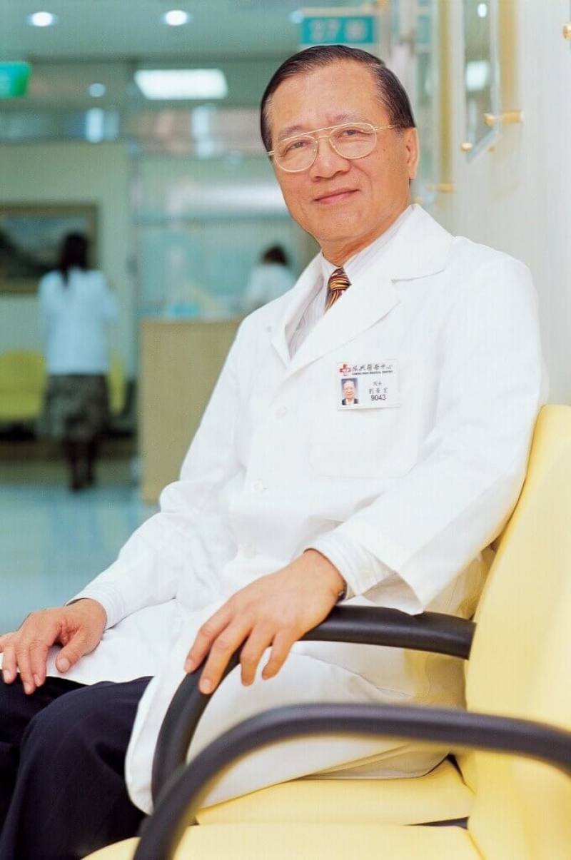 振興醫院前院長劉榮宏辭世，享壽88歲。劉榮宏為台灣視網膜領域的權威泰斗，成功將人工水晶體引進台灣，完成國內首例人工水晶體植入手術治療白內障創舉。（振興醫院提供）
