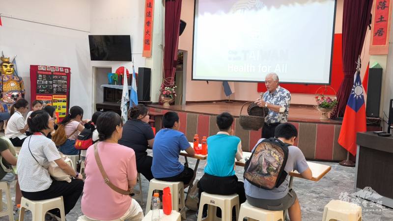 生動解說搭配實物展示，帶領同學走進臺灣文化世界