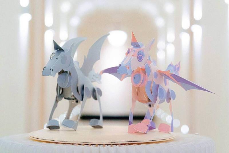 新竹縣竹北市公所表示，2026竹北光節將於2月27日至3月15日在水圳公園登場，9日亮相光節小提燈，以銀色系為主調的「銀翼之馬」（左）搭配色彩流動的「琉光天馬」（右），並在馬頭融入獨角獸意象，象徵想像力與城市能量的延伸。（竹北市公所提供）