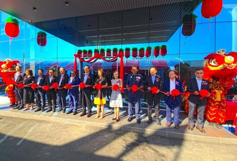 駐馬來西亞代表處9日發布新聞資料指出，台灣顯示驅動IC封裝測試大廠「頎邦科技」在馬來西亞檳城舉行馬來西亞新廠開幕典禮。駐大馬代表連玉蘋（右5）出席。（駐馬來西亞代表處提供）