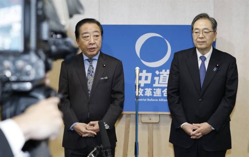 「中道改革聯合」共同代表野田佳彥（左）與齊藤鐵夫（右）在日本眾議院選舉慘敗後引咎辭職。（共同社）