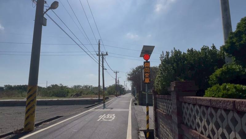 彰化縣政府於縣內23處無號誌且視距條件不佳路口，導入非號誌路口智慧道路主動告警系統，即時感應支線道來車動態，並啟動LED警示燈與電子告示設備，提前向幹線道用路人發出警示訊息，即時掌握路況，降低交通衝突機率。（彰化縣政府提供）