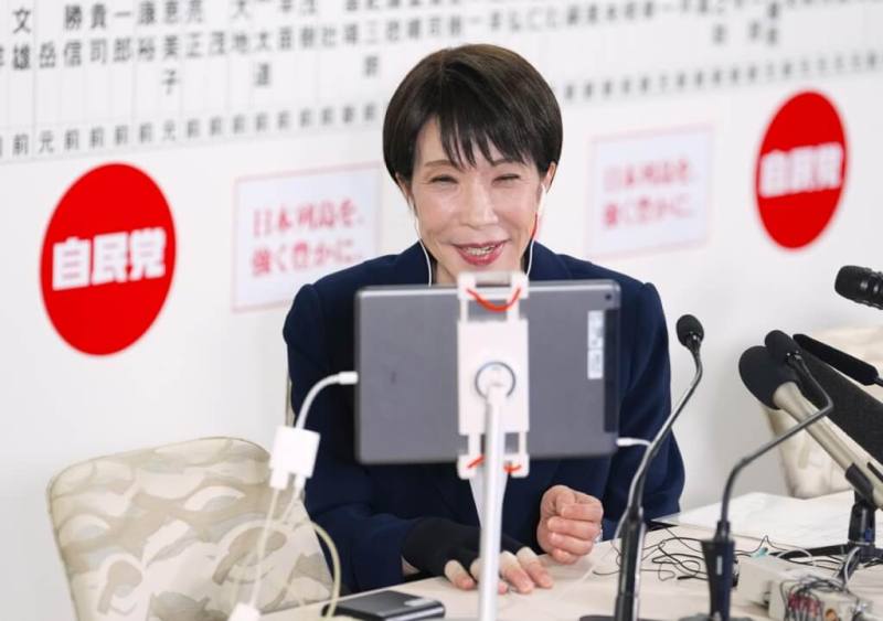 日本首相高市早苗率領自民黨在眾議院選舉獲勝，她8日晚間在東京自民黨總部回答媒體提問。（共同社）