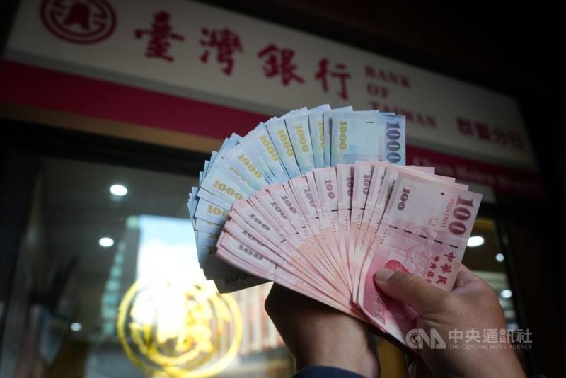 為因應民眾春節前換新鈔需求，台灣銀行等8家金融機構9日起開放兌換新鈔