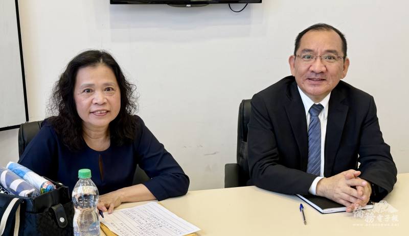 主任尤正才（右）、新當選會長高妮娜（左）分別致詞