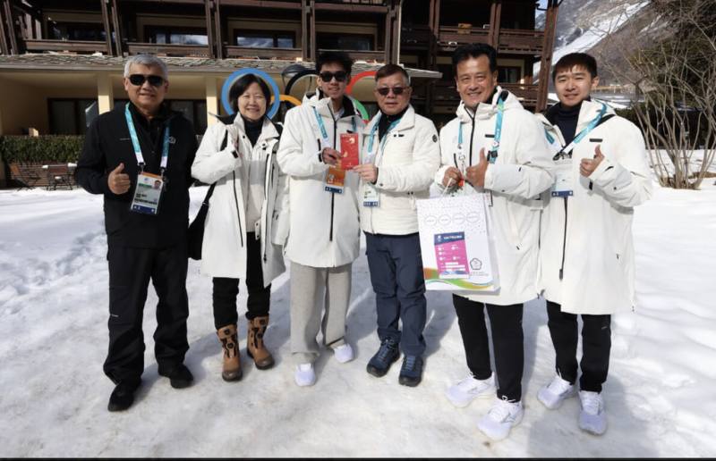 2026年米蘭冬季奧運正如火如荼進行，中華奧會主席蔡家福（右3）訪視男子阿爾卑斯式滑雪選手張天將（左3），並頒發激勵金。（中華奧會提供）