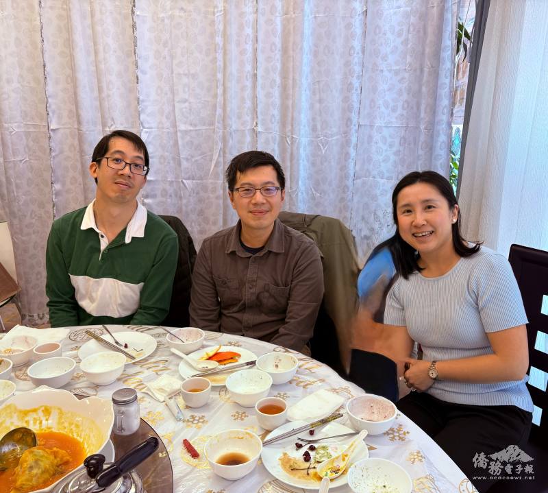 會長與貴賓親切敘舊，暢談近況