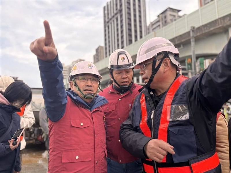 New Taipei Mayor Hou Yu-ih (first right) inspects the site where a water pipeline was damaged during construction work in Xinzhuang District on Sunday. Photo courtesy of the New Taipei City government