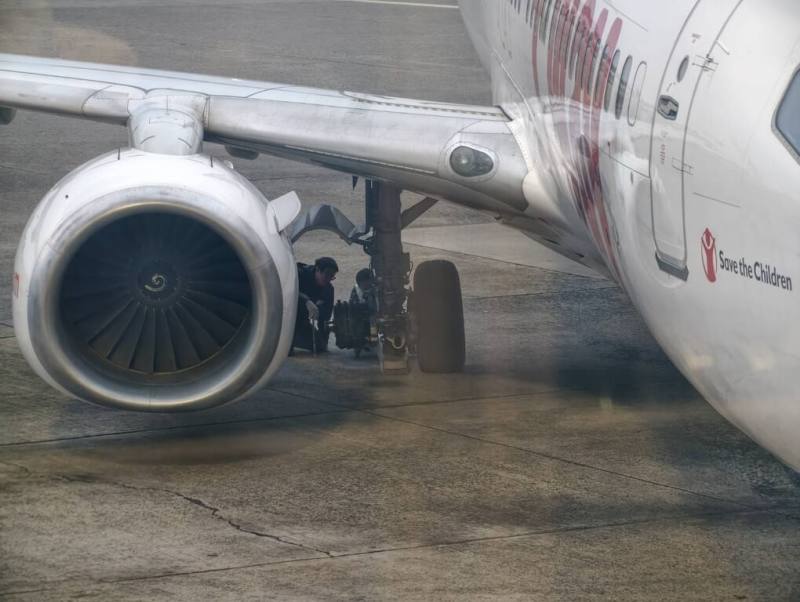 德威航空8日下午1架班機降落時發生右側主輪脫落，桃園國際機場公司立即暫停北跑道起降，維持單跑道運作，機場公司9日表示，跑道關閉期間共12班航班延誤。（民眾周先生提供）