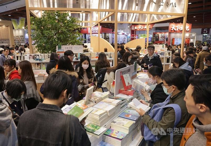 Visitors browse books at a booth on the final day of the Taipei International Book Exhibition on Sunday. CNA photo