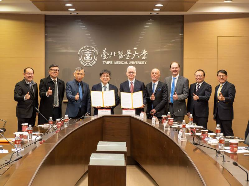 台北醫學大學與美國預測式人工智慧公司簽署產學合約，將導入預測式人工智慧，共同開發慢性腎臟病早期風險辨識與精準介入的新型照護模式，醫療團隊可依據預測結果，提早進行個別化治療與追蹤。（北醫大提供）