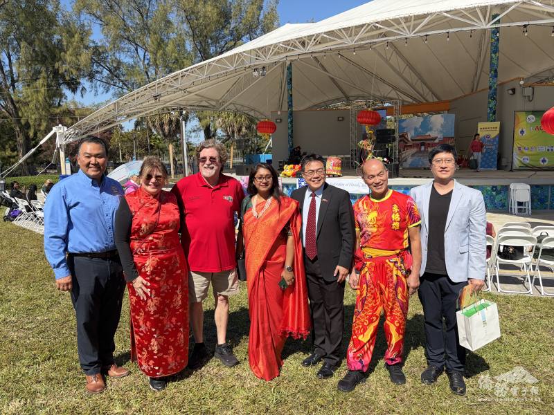 駐邁阿密辦事處處長周啟宇(右3)、孟加拉駐邁阿密總領事Seheli Sabrin(右4)、邁戴郡亞裔美國人委員會執行長Joshua Ho(左1)及北邁阿密海灘圖書館館長Edenia Hernandez(左2)等貴賓參與活動