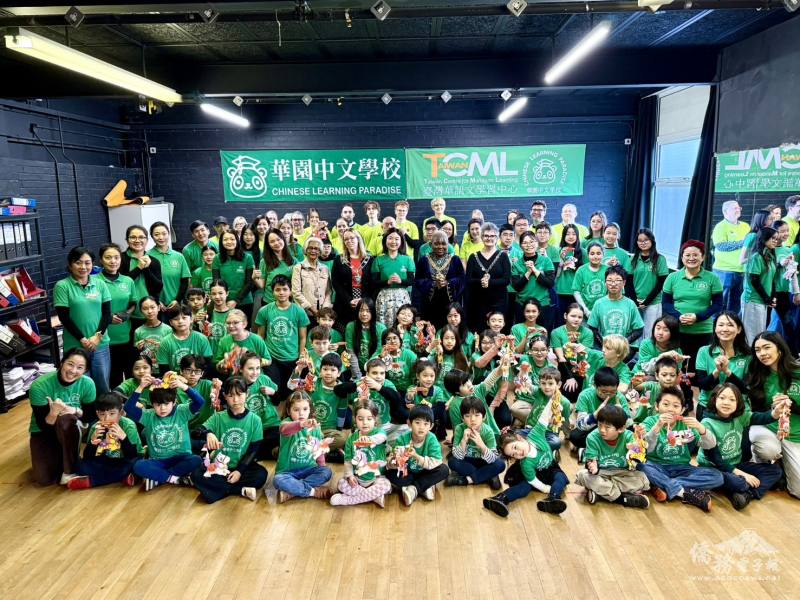 華園 TCML 師生與貴賓齊聚一堂，學童開心展示自己製作的馬年小提燈。