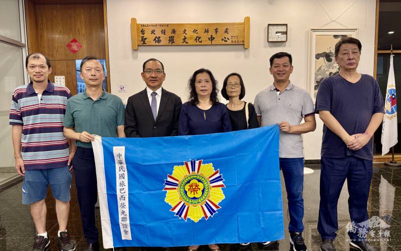 主任尤正才（左三）和新當選會長高妮娜（中）、副會長彭耀宗（左二）、陳明亮（右一）、秘書長詹志偉（右二）、副秘書長林惠芬（右三）、蔡筑明（左一）一起合照