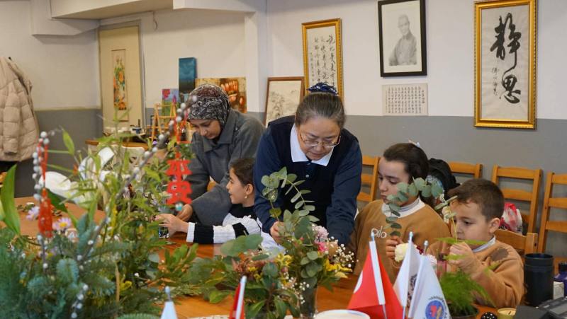 引導學生進行大型花籃創作