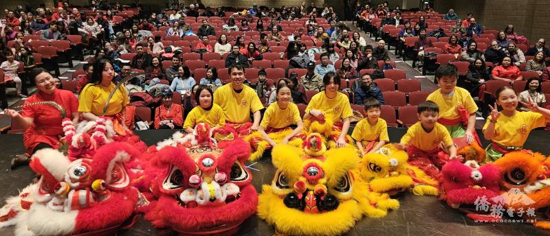 舞獅表演者與部分師生、家長、賓客合照