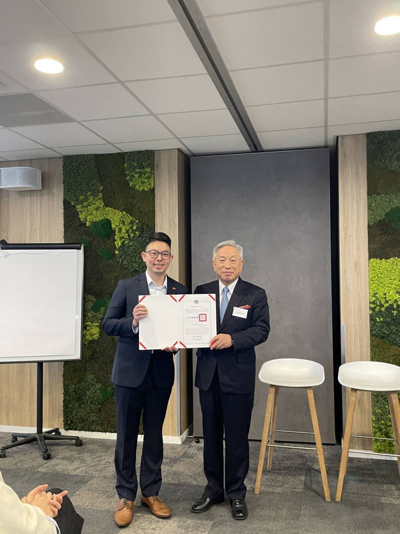 大使田光中代表僑委會委員長徐佳青頒發賀狀予荷蘭臺灣商會第32屆會長陳柏言