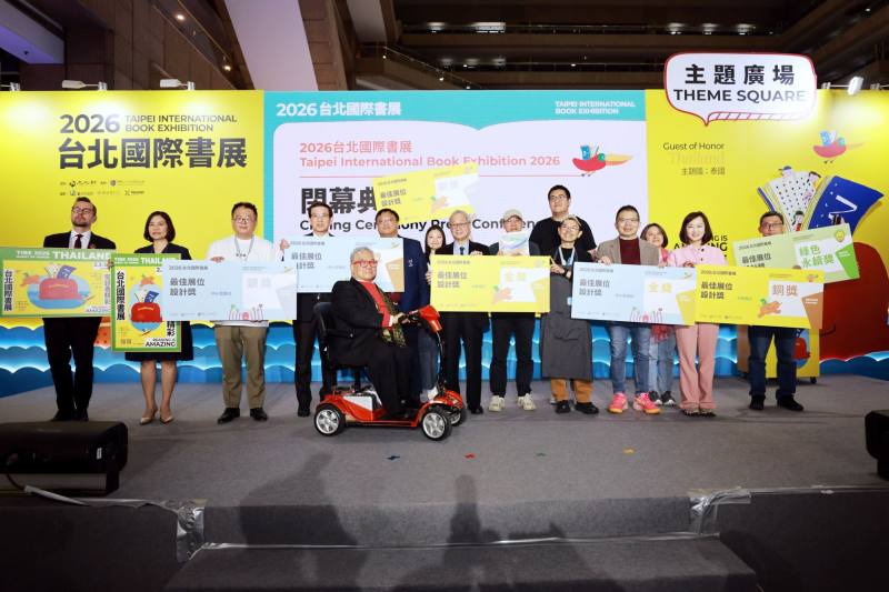 文化部長李遠（中）、台北書展基金會董事長郝明義（前）與「最佳展位設計獎」大型展位組、中小型展位組、綠色永續獎得主合影。