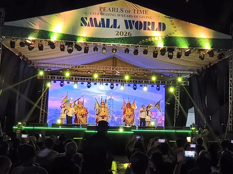 三尊電音三太子在青年台商與駐奈代表處同仁的伴舞下，歡樂舞動，現場觀眾情緒高昂；舞台背景正中即為台北101