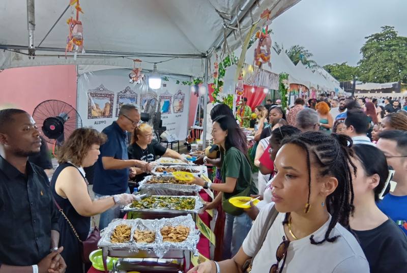 各國賓客絡繹不絕光顧奈國台商會攤位，瞭解與享用台灣美食